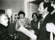 Betti Alver oma kodus, Koidula tn 8-2 J. Liivi nim. luuleauhinna vastuvõtmisel koos külalistega aprillis 1968. a. oma kodus Koidula tänaval - KM EKLA