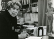 Betti Alver oma kirjutuslaua taga kodus, Koidula tn 8-2 kevadel 1980 - KM EKLA