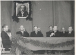 Johannes Vares-Barbarus (1. reas 2. paremalt) Krõlovi 100. surma-aastapäeva aktusel J. Tombi nim. kultuurimajas - KM EKLA