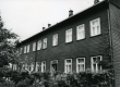 Betti Alveri elukoht koos vanematega Tartus Õnne tän. 23 (õuepäälne maja aia pool küljes kolm viimast akent alumisel korrusel) ca 1930-1932  - KM EKLA