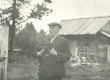 Hendrik Adamson koduõues Viljandimaal Kärstnas 1944 - KM EKLA