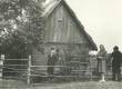 H. Adamson oma maja taustal Viljandimaal Kärstnas 1944 - KM EKLA