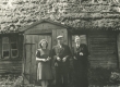 Vasakult: 2) H. Adamson, 3) R. Tammelo H. Adamsoni maja ees Viljandimaal Kärstnas 1944 - KM EKLA