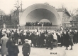 Haapsalu vabaõhukontsert 25. V 1924. Vasakul pool keskel seljaga Ernst Enno - KM EKLA