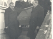 Kirst E. Varese põrmuga kantakse välja ENSV Ülemnõukogu Presiidiumi hoonest. Kannavad: V. Telling, H. Kruus, O. Sepre, E. Päll ja J. Semper - KM EKLA