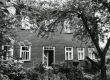 Betti Alveri elukoht koos vanematega Tartus Õnne tän. 23 (õuepäälse maja aia pool küljes kolm viimast akent alumisel korrusel) ca 1930-1936 - KM EKLA