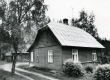 Betti Alveri Pühaste kodu "Kolga" talu Rõngu-Purtse teed mööda ca 8 km j. pöörata vasakule. Alates vanemate talu ostmisest (ca 1934. a.) külalisena, 1945-1950 pidevalt. Foto 1982. a - KM EKLA