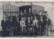 A. Kitzberg Riias Phoenixi vabrikus oma osakonna ametnike keskel 1899. a.  - KM EKLA