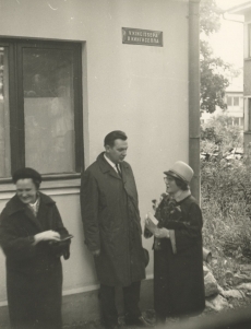 J. Kärneri mälestustahvli avamine Tartus, V. Kingissepa tänav 59  25. sept. 1966. a. Paremalt: Hilda Kärner, J. Lott ja L. Nigul