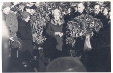 Anna Haava matus Tartu Maarja kalmistul. Keskel kõnelemas Ellen Niit, temast paremal Paul Rummo, J. Feldbach ja Helene Siinisker.