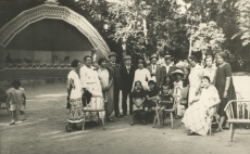 August Kitzberg abikaasaga (vasakult 6. ja 7.) Kuressaares suvitajate seas