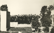 August Kitzbergi mälestussamba avamine Tartu Maarja kalmistul [1930]. Kõneleb Friedebert Tuglas