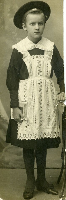 Betti Alver algkooli õpilasena u 1915. a
