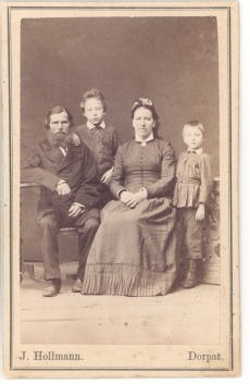 Hugo Raudsepa vanaisa ja vanaema laste Juliuse ja Viktoriga