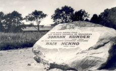 J. Kunderi sünnikohta ja H. Henno elukohta Kovali talu tähistav kivi. aug 1972