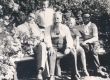 Paul Särgava, Peeter Solba, Ernst Särgava, Anna Solba ja Karl Särgava suvel 1932. a. Pirita Kosel oma aias - KM EKLA