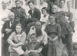 Petersonide perekond 1919/20. a. paiku. Vas. istub Villem Peterson, par. seisab Otto. Ees Ernst Peterson - KM EKLA