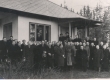 End. Tallinna reaalkooli õpilased E. Peterson-Särgava maja juures sünnipäeva hommikul. Aknal kirjanik. 1950-ndail a-il - KM EKLA